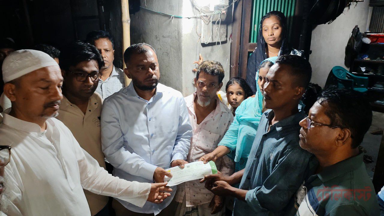 নিহত শিশু ‘স্মৃতি’র পরিবারের পাশে কুসিক প্রশাসক টিপু, দিলেন আর্থিক সহায়তা