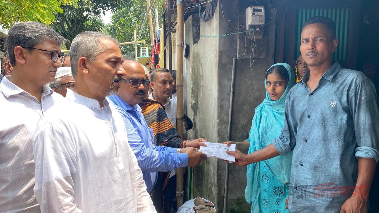 নিহত শিশু ‘স্মৃতি’র পরিবারের পাশে কুমিল্লা জেলা পরিষদের প্রশাসক হাজী মোস্তাক মিয়া